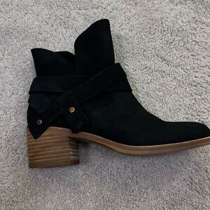 Ugg W Elora boots NWT